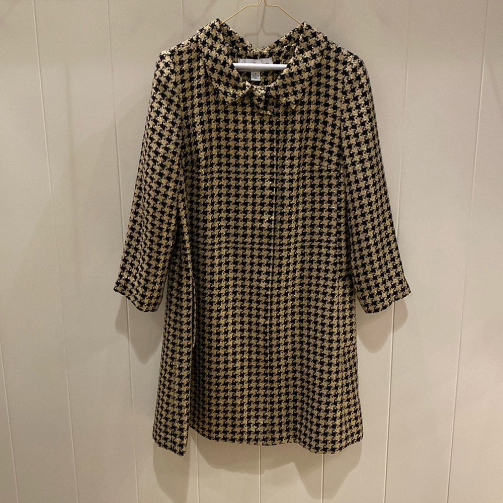 Sarah Campbell, gold and black houndstooth coat
